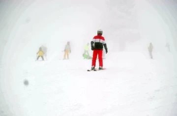 Uludağ'da kar kalınlığı 55 santim; pistler dolu