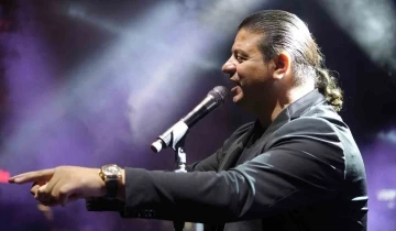Ünlü şarkıcı Kubat, Kırıkkale’de sahne aldı: Binlerce vatandaş 19 Mayıs’ı böyle kutladı
