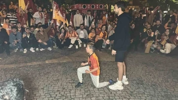 Uşak’ta Galatasaray taraftarları şampiyonluğu kutladı
