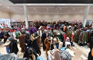 Üsküdar Belediyesi İstanbul’a gelen depremzedeler için sosyal market açtı
