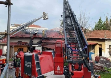 Üsküdar’da marangozhane çatısı alev alev yandı
