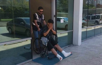 Uyuşturucu şüphelisi polisten kaçarken ayakları kırıldı, tekerlekli sandalye ile cezaevine gönderildi
