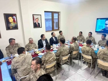 Vali Akbıyık ve Jandarma Genel Komutanı Orgeneral Çetin iftarını Mehmetçikle açtı
