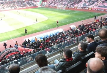 Vali Aksoy Eskişehirspor maçını tribünden izledi

