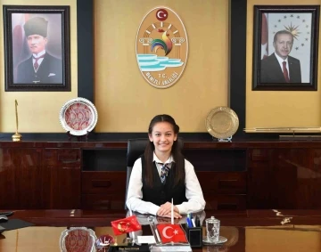 Vali Coşkun makamını 7. sınıf öğrencisi Zeynep’e devretti
