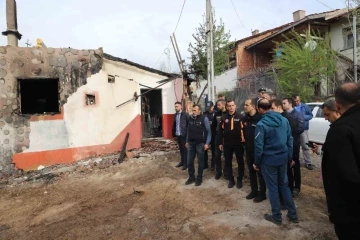 Vali Taşolar’dan 2 evin yandığı, 2 ev ve 2 ahırın hasar gördüğü köyde inceleme
