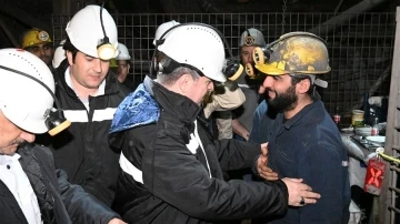 Vali Ünlü, yerin metrelerce altında madencilerle iftar yaptı
