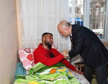 Vali Varol, yaralı askeri evinde ziyaret etti
