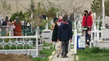 Van’da Arefe günü şehitlik ve mezarlıklar doldu taştı
