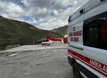 Van’da göğüs ağrısı olan hasta için ambulans helikopter havalandı
