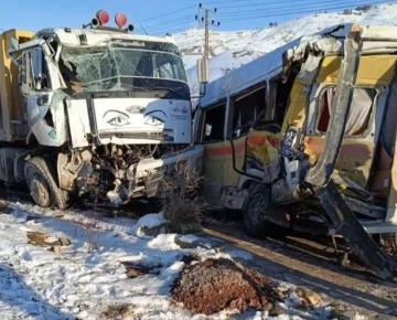 Van’da kamyon ile minibüs çarpıştı: 11 yaralı
