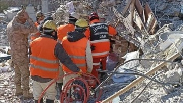 Van İl Jandarma Komutanlığı ekipleri, 55 kişiyi enkazdan kurtardı