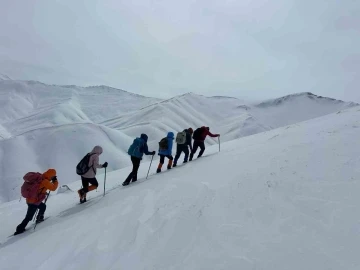 Vanlı dağcılar 2 bin 781 rakımlı dağa tırmandı
