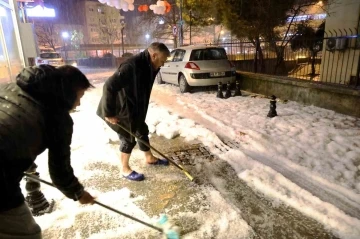 Vatandaşlar sokakta kar değil, dolu küredi
