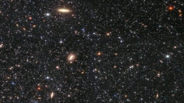 Webb Teleskobu süper kütleli üç parlak gökcismi tespit etti 