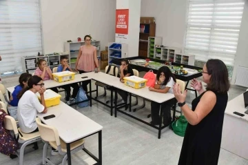 Yabancı öğrenci ve öğretmenler Yenişehir Belediyesi Akademi’yi gezdi

