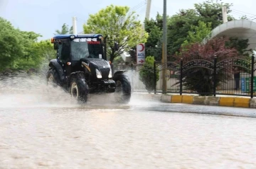 Yağmur alt geçidi suyla doldurdu, sürücüler güçlük çekti
