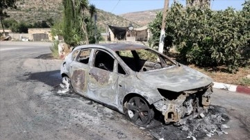 Yahudi yerleşimciler, Batı Şeria'da Filistinlilere ait ev ve araçları ateşe verdi