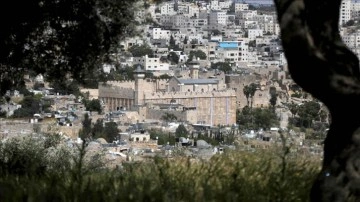 Yahudi yerleşimciler Harem-i İbrahim Camisi’nde namaz kılan Müslümanlara biber gazı attı