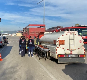 Bursa'da yakıt tankeri kamyona çarptı