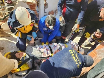 Yalova ekipleri 82 saat sonra enkazdan 6 kişiyi sağ kurtardı