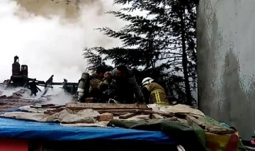 Yangına müdahale ederken çatının çökmesiyle düşen 3 itfaiyeci, çalışmaya devam etti