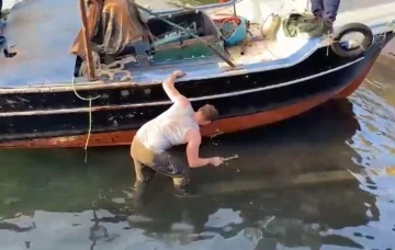 Yasa dışı avcılık yapan şahıs suçüstü yakalanınca teknesine çekiçle zarar verdi
