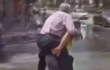 Yaşlı adamı sırtında taşıyan polis memuru takdir topladı