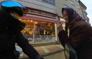 Bursa’da yaşlı kadınla motosikletli gençlerin diyalogu gülümsetti