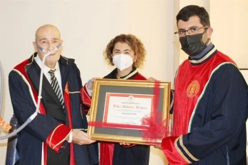 Yazar Sadi Bayram’a hastane odasında fahri doktora verildi
