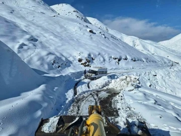 Yoğun kar yağışı Siirt-Şırnak karayolu ve birçok köy yolunu ulaşıma kapattı

