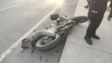 Yolcu almak için yanaşan ticari taksiye motosiklet sürücüsü çarptı: 1 yaralı
