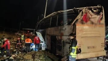 Yolcu otobüsü bariyerlere çarptı: 9 ölü 30 yaralı 