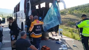 Yolcu otobüsü kamyonetle çarpıştı: 17 yaralı