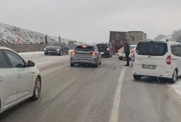 Bursa'da yollar buz tuttu, araçlar yolda kaldı