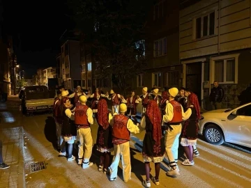 Bursa'da, Rumeli Türkleri yöresel kıyafetler giyerek oyun havasıyla vatandaşları sahura kaldırdılar