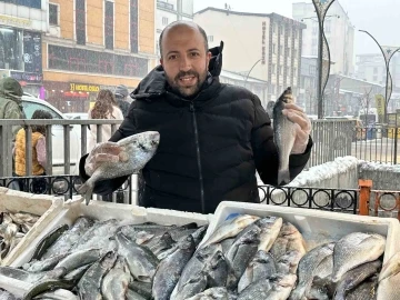 Yüksekova’da balık tezgahlarına yoğun ilgi
