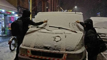 Yüksekova’da beklenen kar yağışı vatandaşları sevince boğdu
