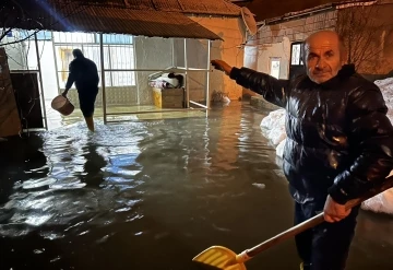Yüksekova’da evi sular altında kalan 5 nüfuslu aile, akrabalarına sığındı
