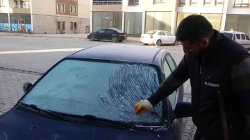 Yüksekova’da havanın soğumasıyla araçların camları buz tuttu
