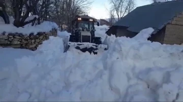 Yüksekova’da karla mücadele çalışması sürüyor
