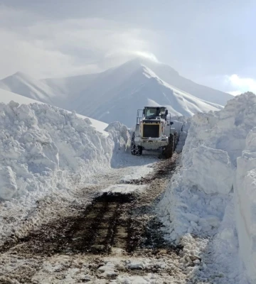Yüksekova’da karla mücadele devam ediyor
