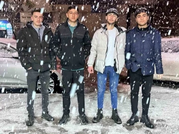 Yüksekova’da lapa lapa kar yağışı
