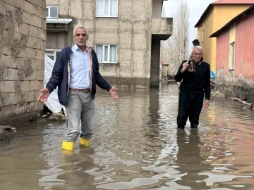 Yüksekova’da sağanak yağışta evler sular altında kaldı
