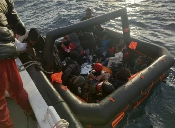 Yunan unsurlarınca ölüme terk edilen 15 kaçak göçmen kurtarıldı
