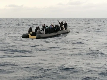Ölüme terk edilen 33 kaçak göçmen kurtarıldı