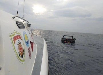 Yunan unsurlarının ölüme terk ettiği 12 göçmeni Sahil Güvenlik kurtardı