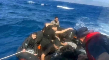 Yunanistan’ın geri ittiği 27 düzensiz göçmen kurtarıldı
