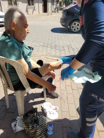 Yürürken protez bacağı çıkan yaşlı adam, protez demirinin kestiği bacağından yaralandı
