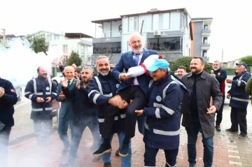 İşçiler belediye başkanını omuzlarda taşıdı